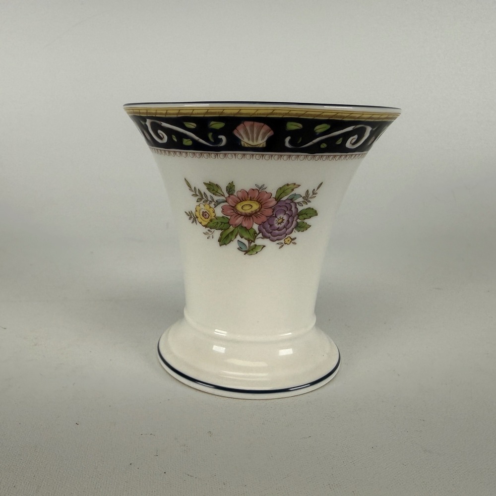 Wedgwood Runnymede Bone China Floral Bud Vase Blue Shell Border Made in England